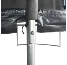 Detailansicht einer Trampolinstange mit Polsterung und Sicherheitsnetz