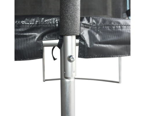 Detailansicht einer Trampolinstange mit Polsterung und Sicherheitsnetz