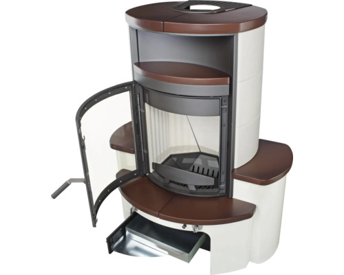 Kaminofen mit Holzfach und offener Tür