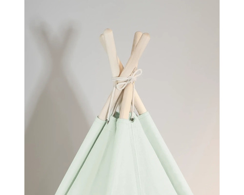 Detailansicht eines Tipi-Zelts mit Holzstangen und Stoffbezug