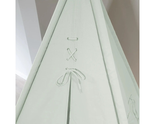 Detailansicht eines Indianerzeltes mit Schnürung zum Schließen