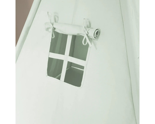 Detailansicht eines Spielzelts mit Fenster und aufgerolltem Vorhang