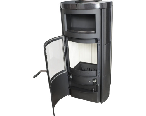 Kaminofen mit geöffneter Tür