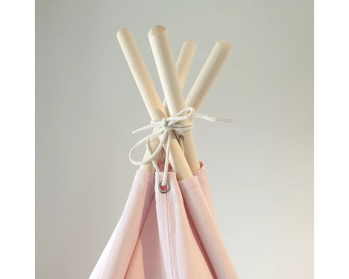 Detailansicht eines Spielzeltes mit Holzstangen und Stoffbespannung