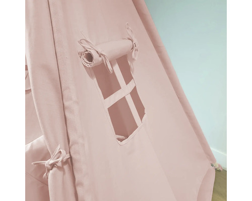 Detailansicht eines Spielzelts mit Fenster und aufgerolltem Vorhang