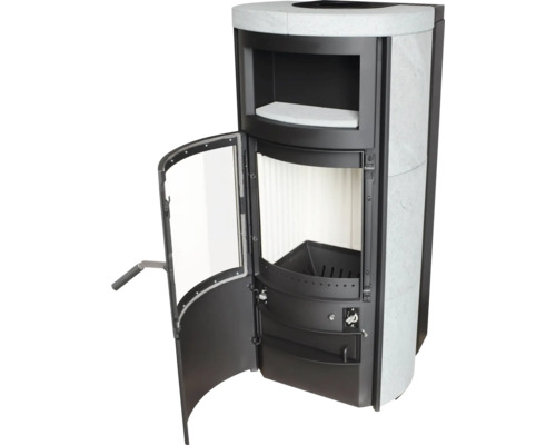 Kaminofen mit offenstehender Tür