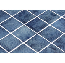 Nahaufnahme von blauen Mosaikfliesen mit Marmorierung