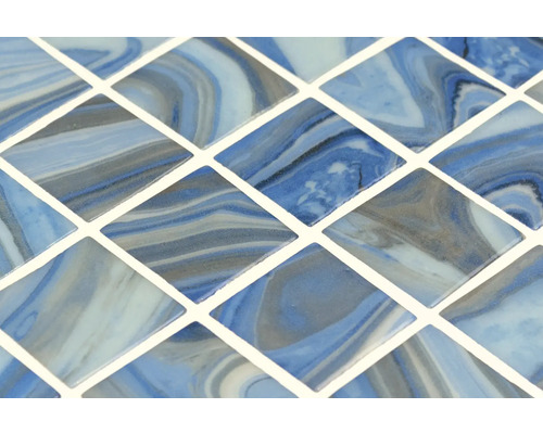 Detailaufnahme von Mosaikfliesen mit Marmoroptik