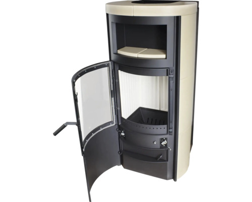 Kaminofen mit geöffneter Glastür für Holzverbrennung