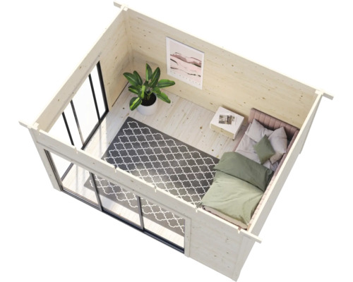 Innenansicht eines Holzhauses mit Möbeln, darunter ein Bett, ein Teppich und eine Zimmerpflanze