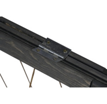 Nahaufnahme eines Scharniers aus Metall, das an einem Holzrahmen befestigt ist.