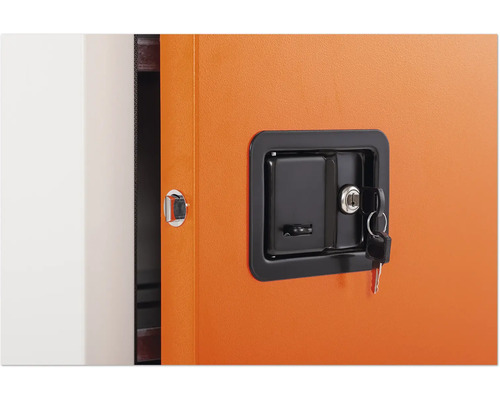 Detailansicht eines abschließbaren Metallschranks mit Schlüssel