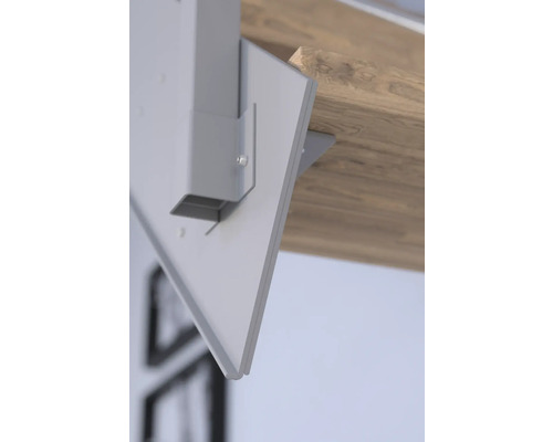 Detailansicht eines Möbelelements mit Befestigung an einer Holzplatte