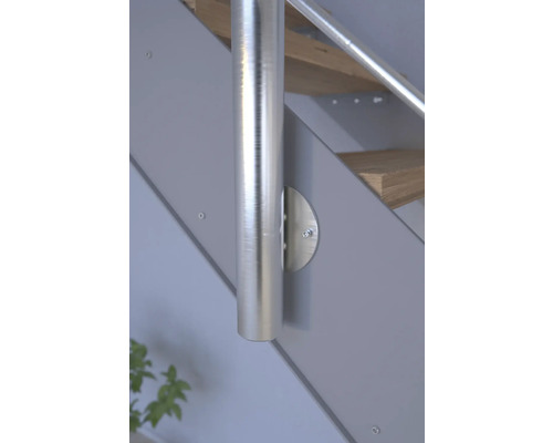 Detailansicht einer Treppe mit Geländerpfosten aus Metall