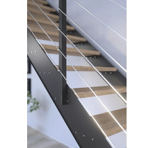 Detailaufnahme einer Treppe mit Metallrahmen und Holzstufen sowie Geländerseilen.