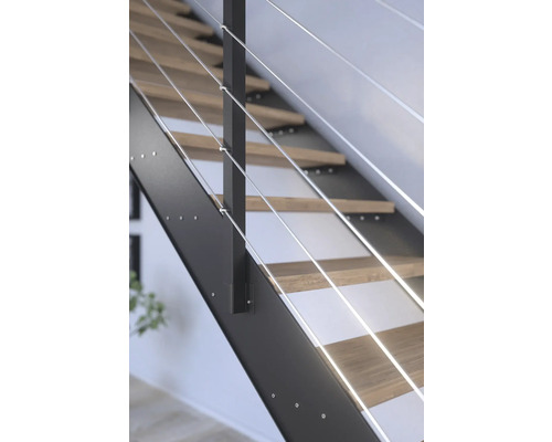 Treppe mit Holzstufen und Metallgeländer