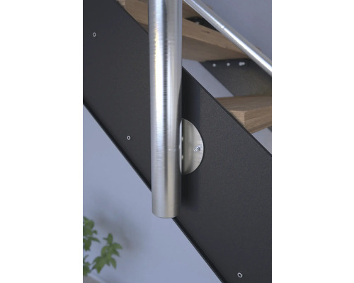 Detailansicht einer Treppe mit Metallgeländer und Holzstufen