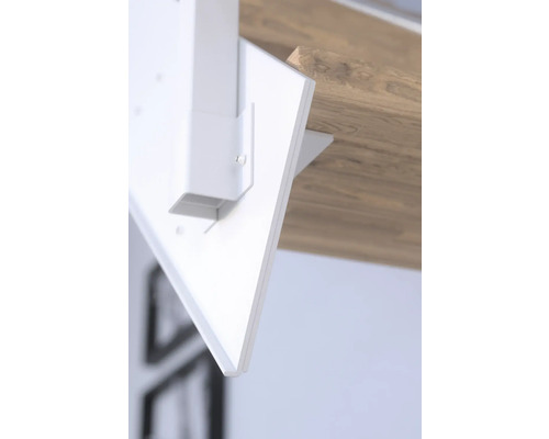 Detailansicht eines weißen Wandregals aus Holz an einer Wand befestigt