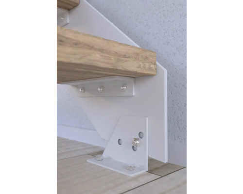 Detailansicht eines Treppenbausatzes mit Metallstufenhalterung und Holzstufe