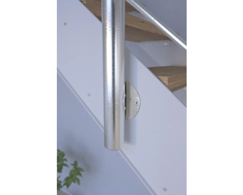 Detailansicht einer Treppe mit silberfarbenem Treppengeländer