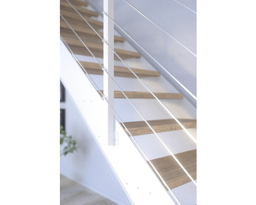 Treppe mit Holzstufen und Geländer mit Edelstahlseilen