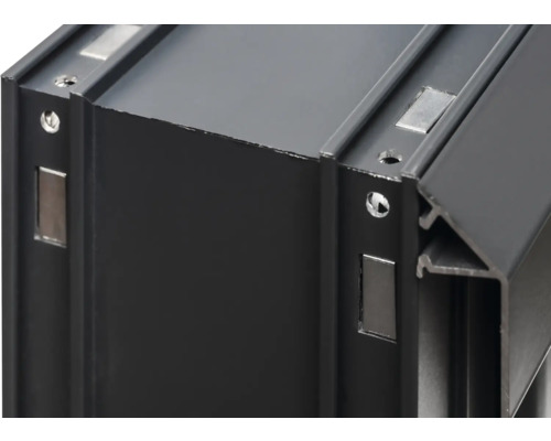 Detailansicht eines schwarzen Aluminiumprofils mit Bohrungen und Magneten