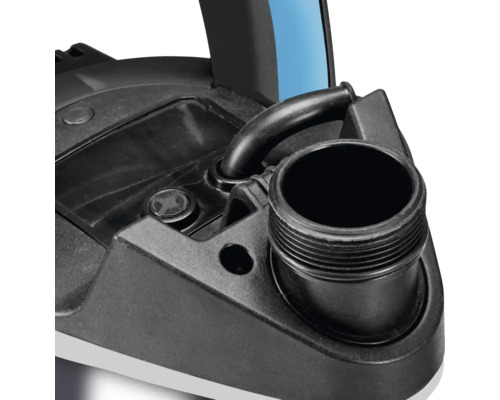 Detailansicht eines Wasserpumpenanschlusses.