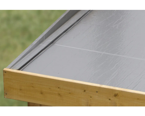 Detailansicht eines Daches mit Holzrahmen und grauer Dachfolie
