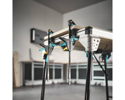 Werkbank mit Schraubzwingen zur Holzbearbeitung