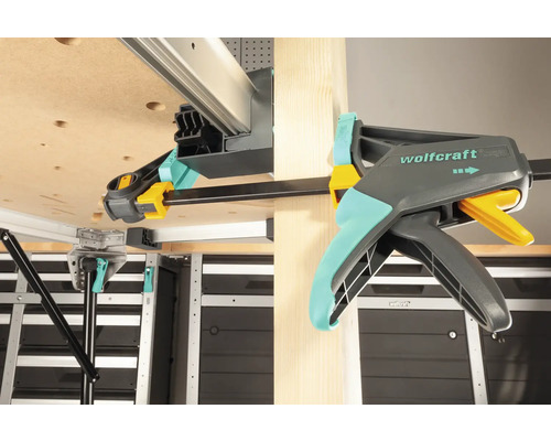 Wolfcraft Einhandzwinge an Werkbank befestigt