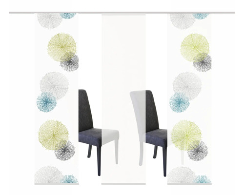 Dekoschals mit abstraktem Blütendesign und Stühlen im Raum