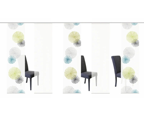 Raumszene mit Schiebevorhängen mit floralem Muster und Stühlen