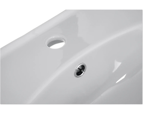 Detailansicht einer Badewanne mit Abfluss und Überlauf