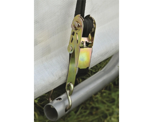 Detailansicht eines Spanngurts zur Befestigung einer Plane an einem Metallrahmen