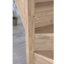 Detailansicht einer Holztreppe mit einem Dübel