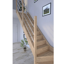 Holztreppe mit Edelstahlgeländer in einem hellen Raum
