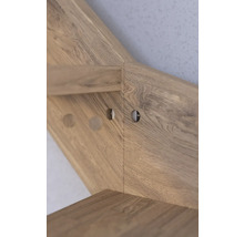 Detailansicht eines Holzregals mit Bohrlöchern für Schrauben zur Wandmontage