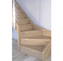 Holztreppe mit Geländer