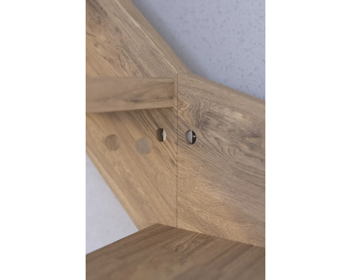 Detailansicht einer Holztreppe mit Bohrlöchern zur Montage