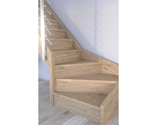 Holztreppe mit Edelstahlgeländer.