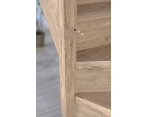 Detail einer Holztreppe mit Befestigungsdübeln