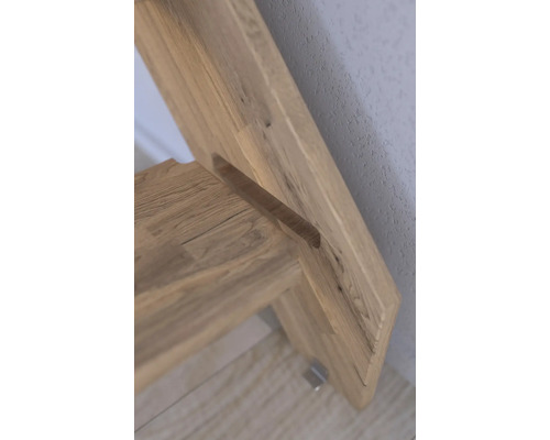Detailansicht eines Tisches aus Holz.