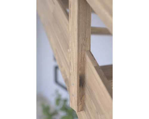 Detail einer Holztreppe mit Trageelementen und Stufen