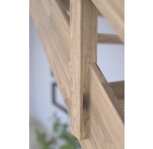 Detailaufnahme einer Holztreppe mit Holzpfosten