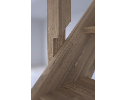 Detailansicht einer Holztreppenkonstruktion mit Holzmuster