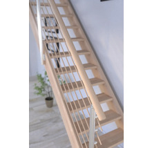 Holztreppe mit Geländerstäben aus Metall