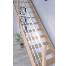 Holztreppe mit Edelstahlgeländer im Innenraum