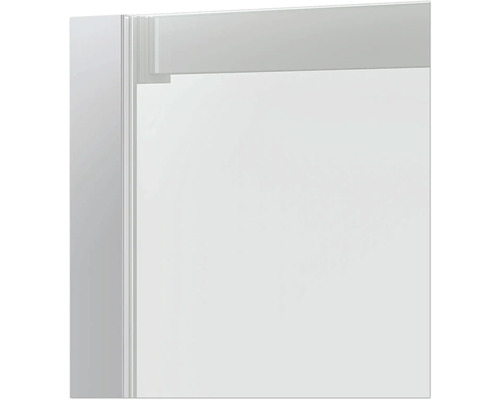 Detailansicht einer Duschkabine mit Rahmen und Glas