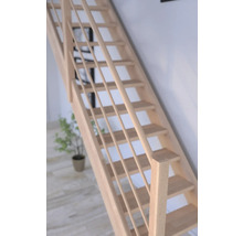 Holztreppe mit Geländer in einem hellen Raum.