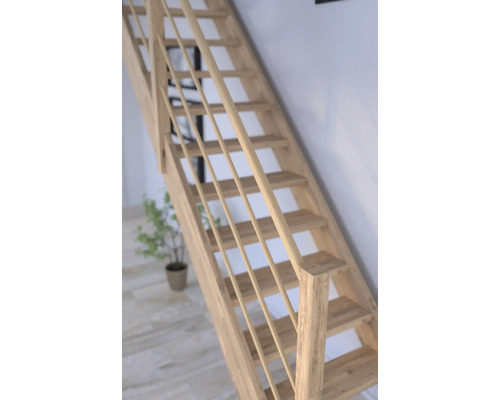 Holztreppe mit Geländer im Innenbereich